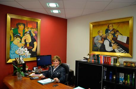 Montserrat Miró Procuradora procuradora dentro de la oficina